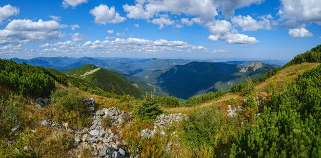 Vista das montanhas dos Cárpatos de verão Maciço de Stony Gorgany Ucrânia