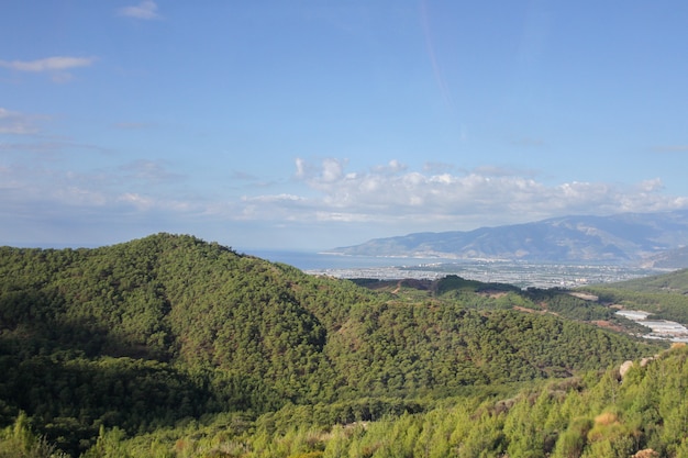 Vista das montanhas e céu nublado