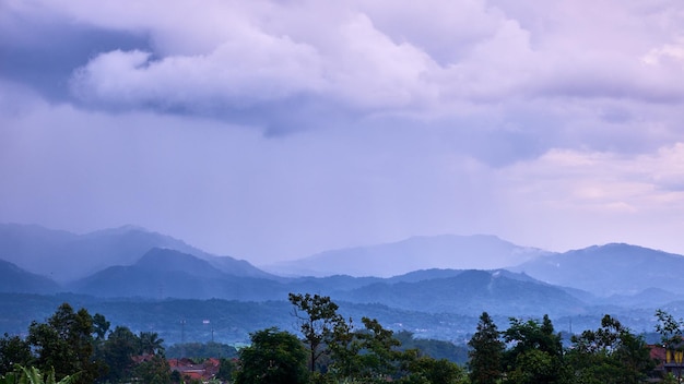 Vista das montanhas e colinas após chuva forte, Bogor, Indonésia