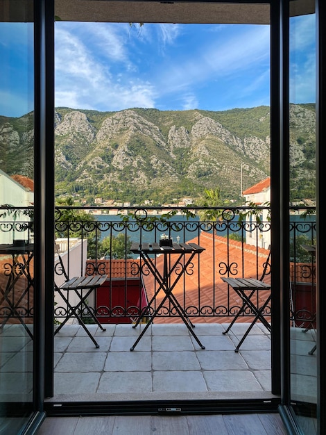 Vista das montanhas e da baía da janela em Kotor Montenegro