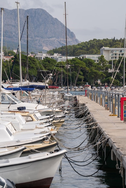 Vista das montanhas e da cidade muitos iates na baía Dia de verão ensolarado Croácia Makarska