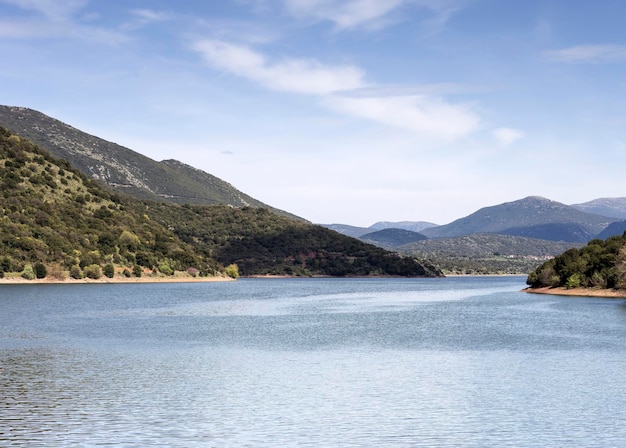 Vista das montanhas e do lago de montanha Ladonas na primavera na montanha de dia ensolarado Achaea Peloponnese Grécia