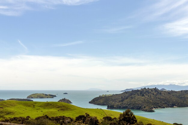 Foto vista das montanhas e do mar no verão