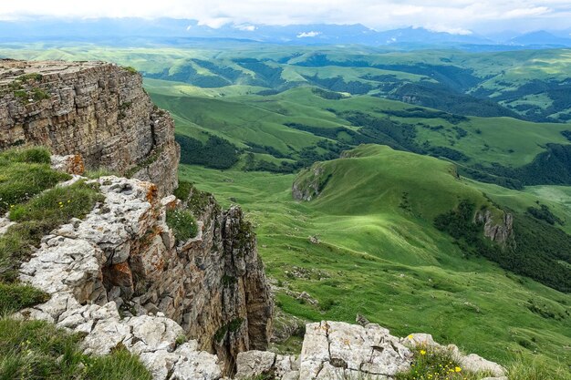Vista das montanhas e do planalto de Bermamyt na República de Karachay-Cherkess, Rússia.