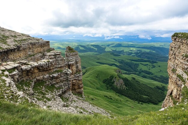 Vista das montanhas e do planalto de Bermamyt na República de Karachay-Cherkess, Rússia.