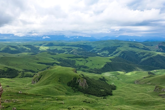 Vista das montanhas e do planalto de Bermamyt na República de KarachayCherkess Rússia