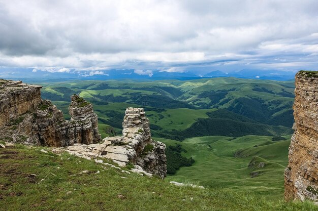 Vista das montanhas e do planalto de Bermamyt na República de KarachayCherkess Rússia