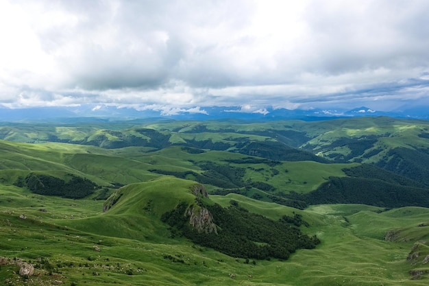 Vista das montanhas e do planalto de Bermamyt na República de KarachayCherkess Rússia