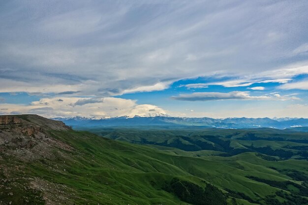 Vista das montanhas e do planalto de bermamyt na república de karachaycherkess rússia