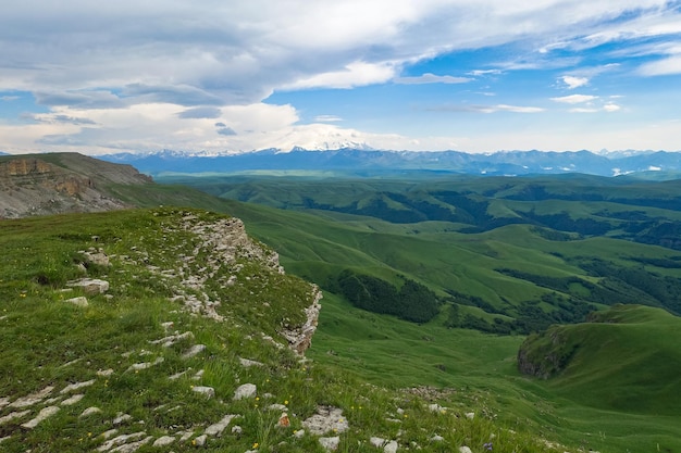 Vista das montanhas e do planalto de Bermamyt na República de KarachayCherkess Rússia