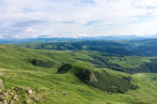 Vista das montanhas e do planalto de Bermamyt na República de KarachayCherkess Rússia