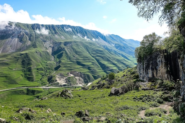 Vista das montanhas nas nuvens e a entrada para a tigela de pedra Daguestão Rússia