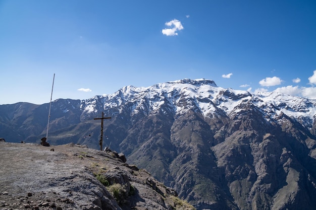 vista das montanhas nevadas da cordilheira dos andes com um céu azul e algumas nuvens