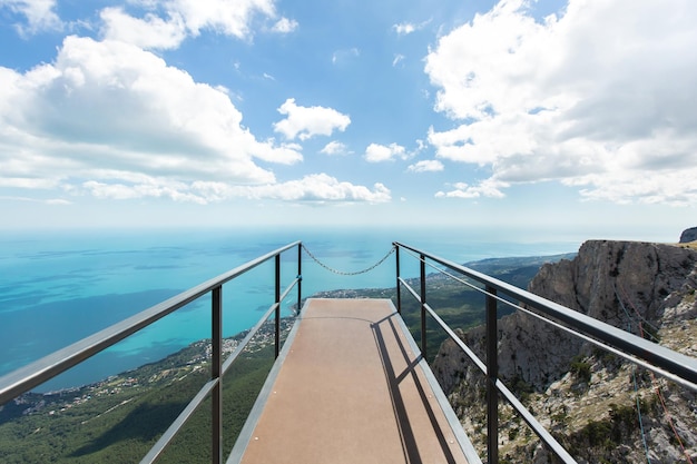 Vista das montanhas o mar e o céu claro da ponte