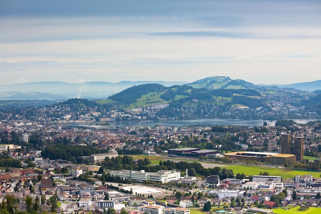 Vista das montanhas para a cidade de lucerna, suíça