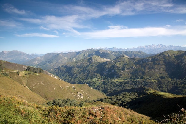 Vista das montanhas Picos de Europa do Alto del Torno, Austúrias, Espanha