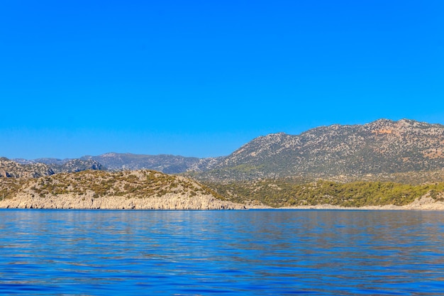 Vista das montanhas Taurus e do mar Mediterrâneo perto da província de Demre Antalya, na Turquia