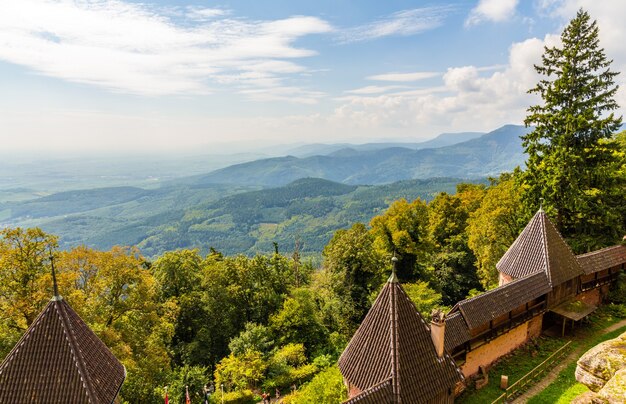 Vista das montanhas vosges do castelo haut-koenigsbourg, frança