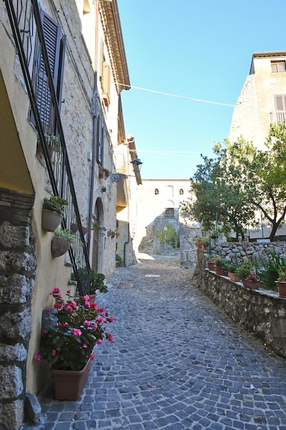 Vista das muralhas de um castelo medieval em Pico, uma aldeia em Lazio, Itália