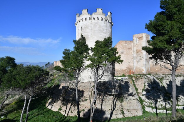 Vista das muralhas externas de um imponente castelo medieval de Lucera Ele está localizado em Puglia, na Itália.