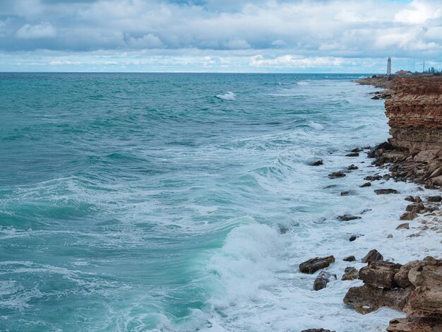 Vista das ondas do mar e uma costa rochosa fantástica