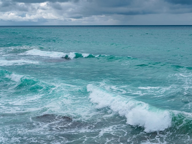 Vista das ondas do mar e uma costa rochosa fantástica