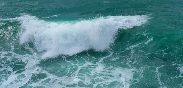 Vista das ondas do mar e uma costa rochosa fantástica