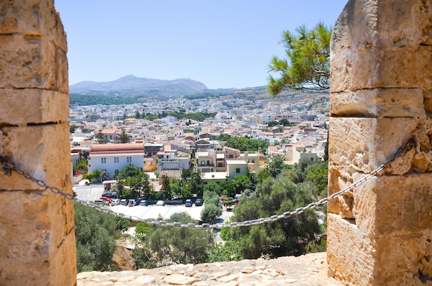 Vista das paredes de uma antiga fortaleza em Rethymno