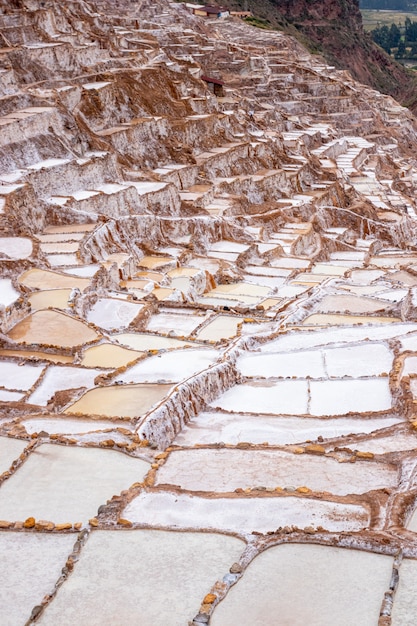 Vista das piscinas naturais de sal em Las Salineras de Maras, no Vale Sagrado de Cusco. Peru