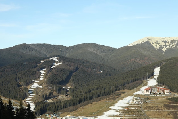 Vista das pistas de esqui com neve dos canhões de neve no outono