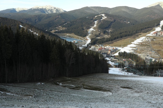 Vista das pistas de esqui com neve dos canhões de neve no outono