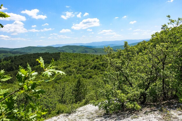 Vista das pitorescas montanhas da Crimeia da cidade das cavernas de TepeKermen no verão Crimeia