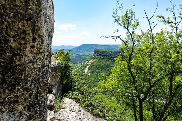 Vista das pitorescas montanhas da Crimeia da cidade das cavernas de TepeKermen no verão Crimeia