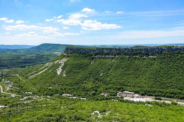 Vista das pitorescas montanhas da Crimeia da cidade das cavernas de TepeKermen no verão de maio de 2021 Crimeia Rússia