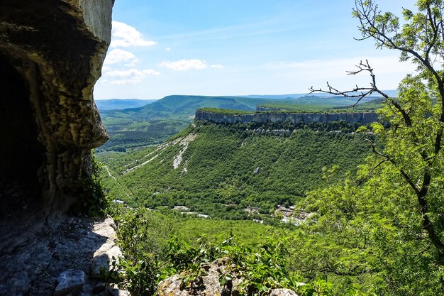 Vista das pitorescas montanhas da Crimeia da cidade das cavernas de TepeKermen no verão de maio de 2021 Crimeia Rússia