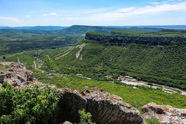 Vista das pitorescas montanhas da crimeia da cidade das cavernas de tepekermen no verão de maio de 2021 crimeia rússia