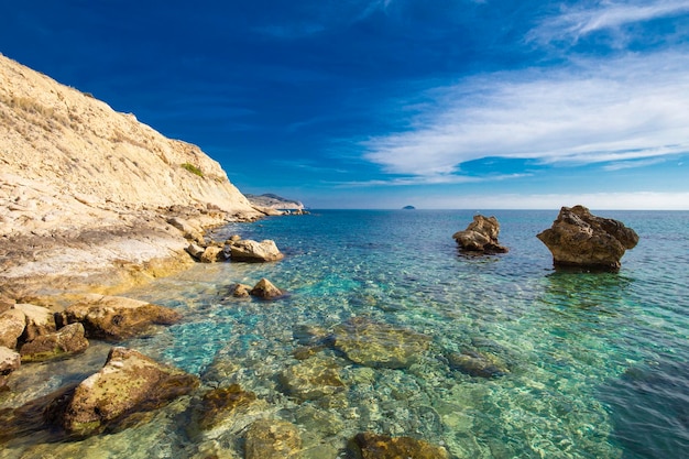 Vista das rochas, baías, mar claro, fundo natural, espanha, costa blanca