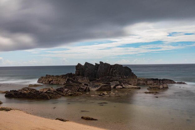 Vista das rochas na costa na perspectiva do mar