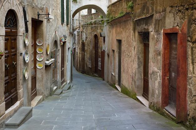 Vista das ruas da antiga e famosa cidade de tufo de Sorano, província de Siena. Toscana, Itália