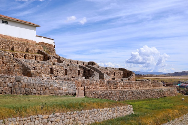 Vista das ruínas do templo inca de chinchero em cusco