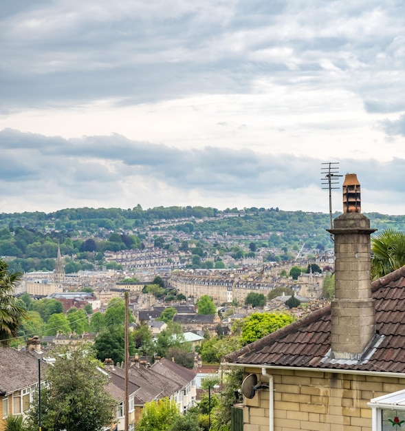 Vista das terras altas da cidade de Bath na Inglaterra sob céu nublado