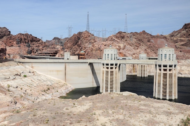 Vista das torres do conduto forçado sobre o lago Mead na represa Hoover, entre os estados do Arizona e Nevada, EUA