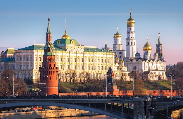 Vista das torres, templos do Kremlin de Moscou e parte da ponte de pedra grande