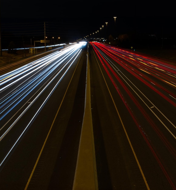 Vista das trilhas leves na estrada à noite