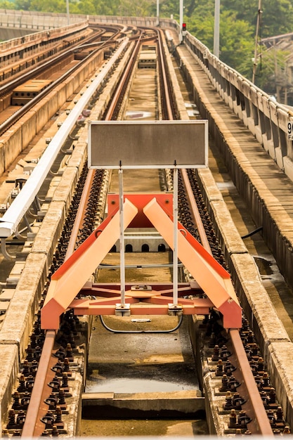 Foto vista das vias ferroviárias