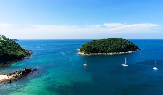 Foto vista, de, a, oceânicos, com, iate navegando