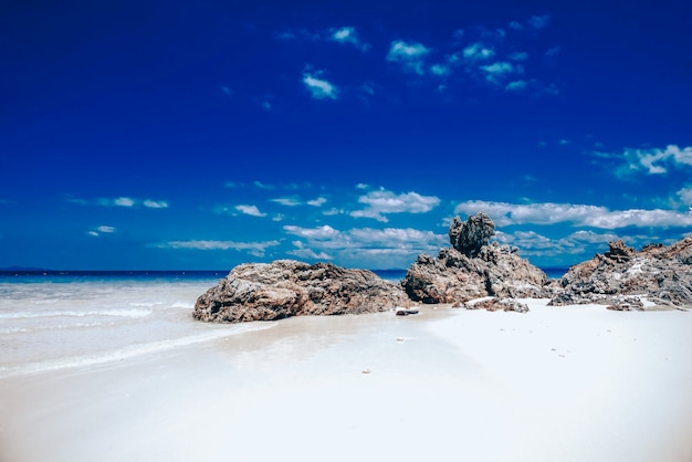 Foto vista, de, a, praia, com, a, rocha, em, sali, ilha, myanmar