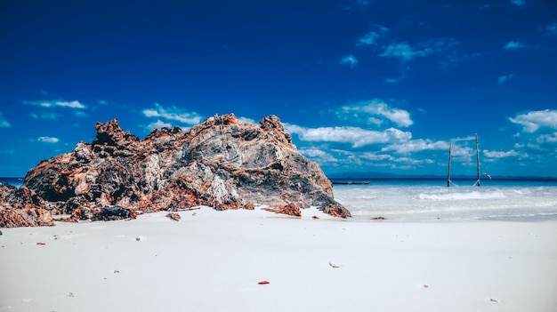 Foto vista, de, a, praia, com, a, rocha, em, sali, ilha, myanmar