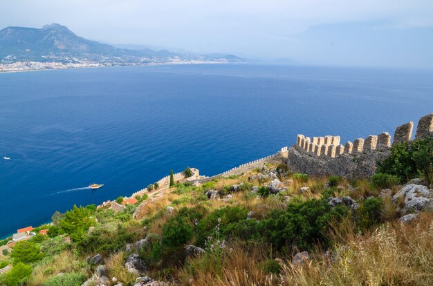 Vista de Alanya e Kyzil Kule da fortaleza de Alanya. Peru