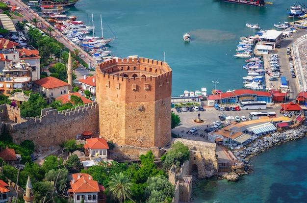 Vista de alanya e kyzil kule da fortaleza de alanya. peru